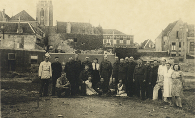 854824 Groepsportret van vermoedelijk de medewerkers van het Commissariaat Noodvoorziening (C.N.V.) te Utrecht, op het ...